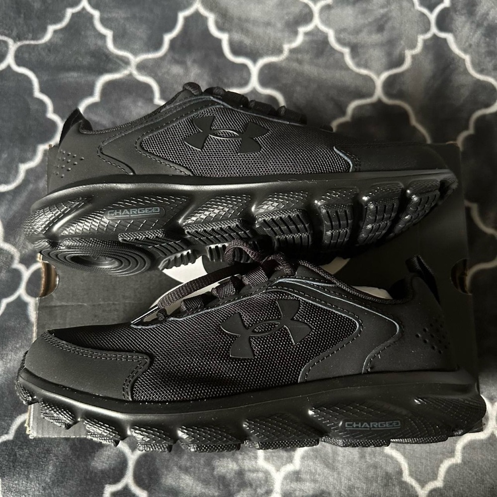 Under Armour women’s Black Athletic Shoes